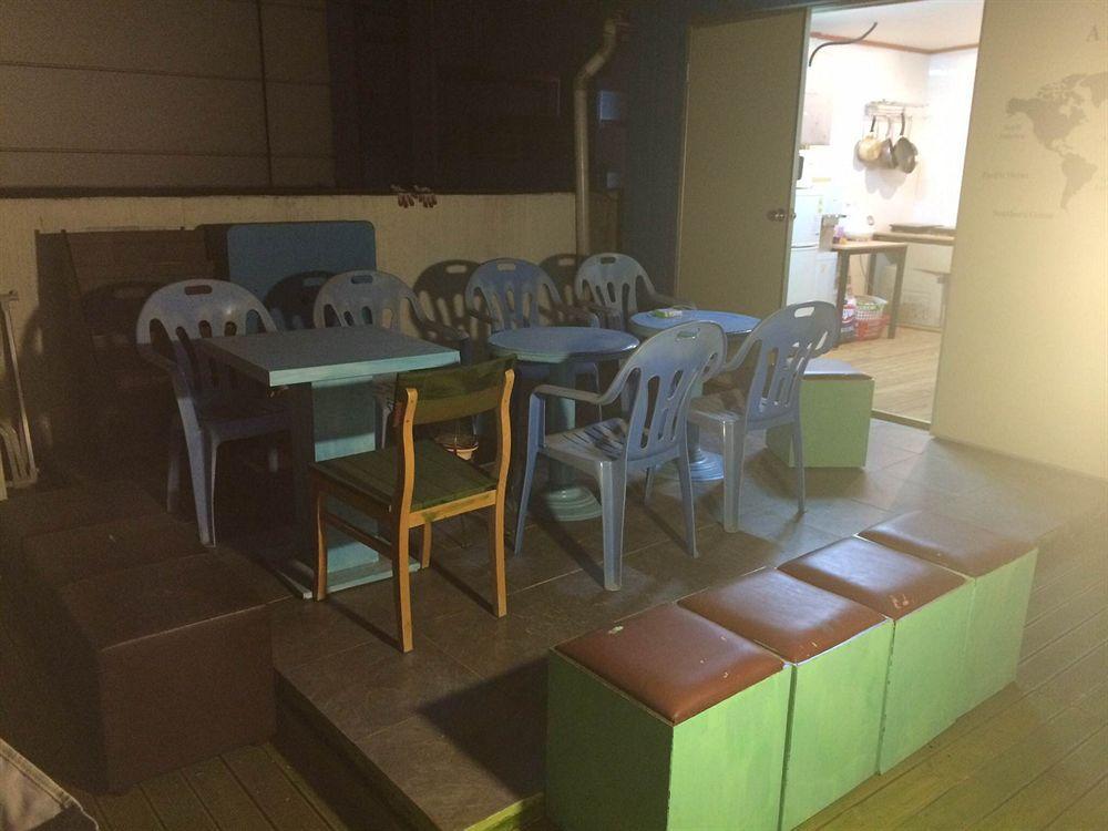 Sinchon Sisters Hostel Сеул Экстерьер фото