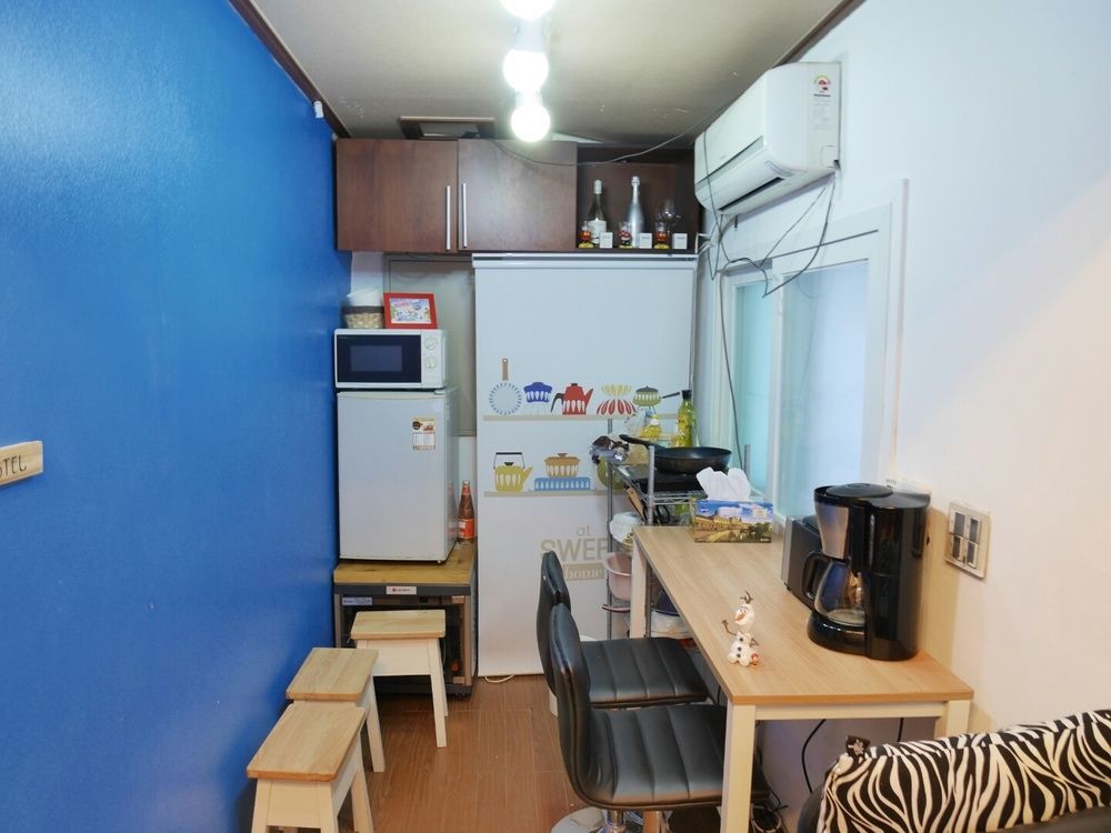 Sinchon Sisters Hostel Сеул Экстерьер фото
