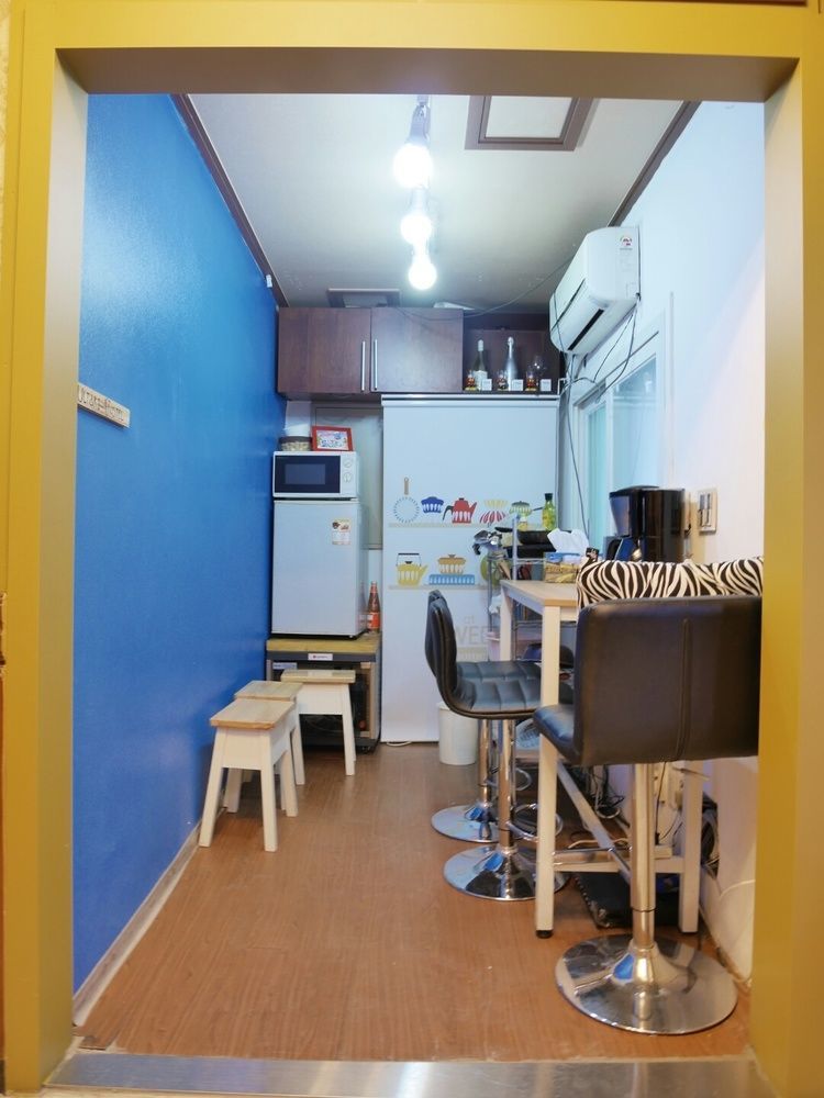 Sinchon Sisters Hostel Сеул Экстерьер фото