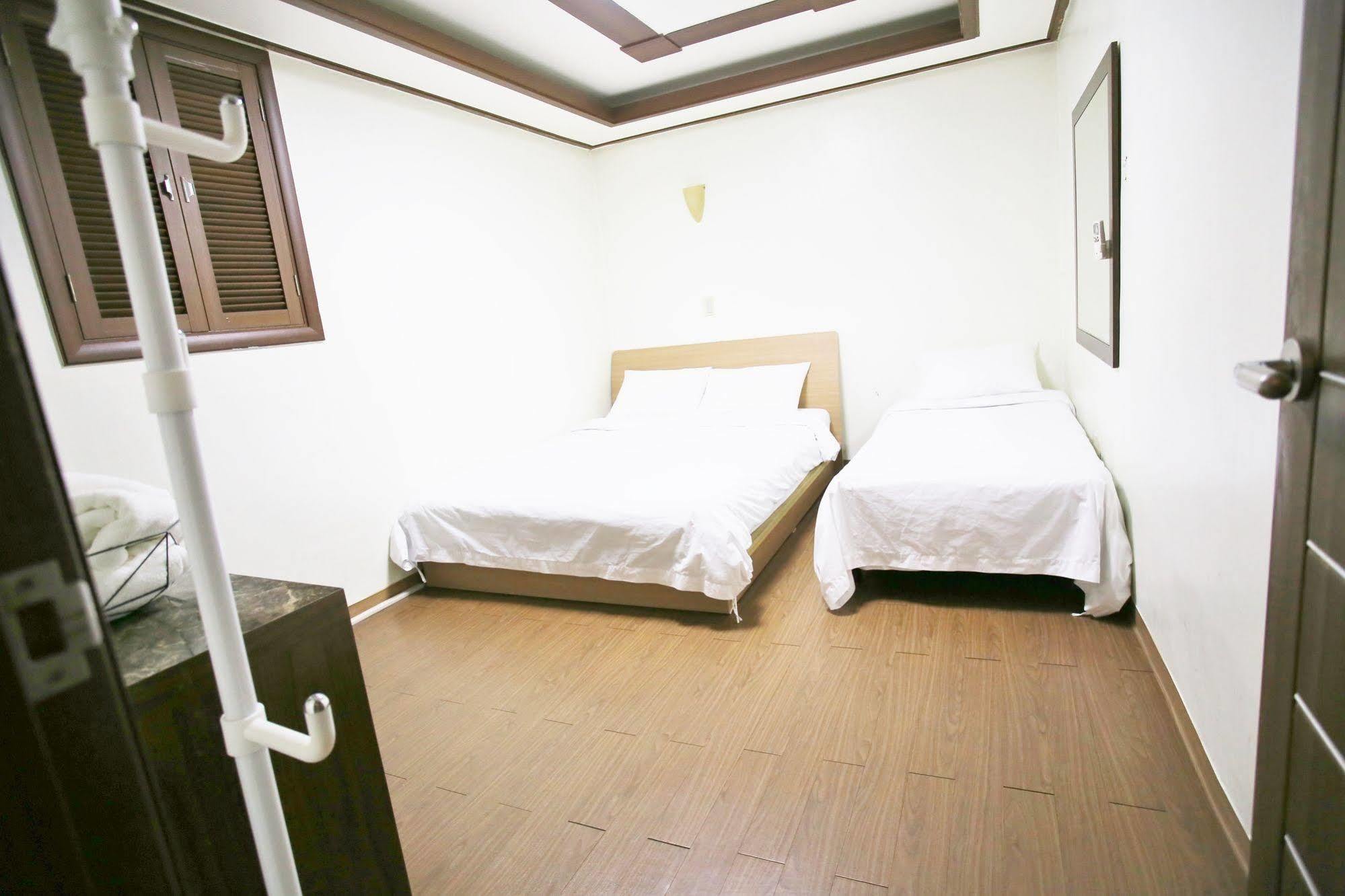 Sinchon Sisters Hostel Сеул Экстерьер фото