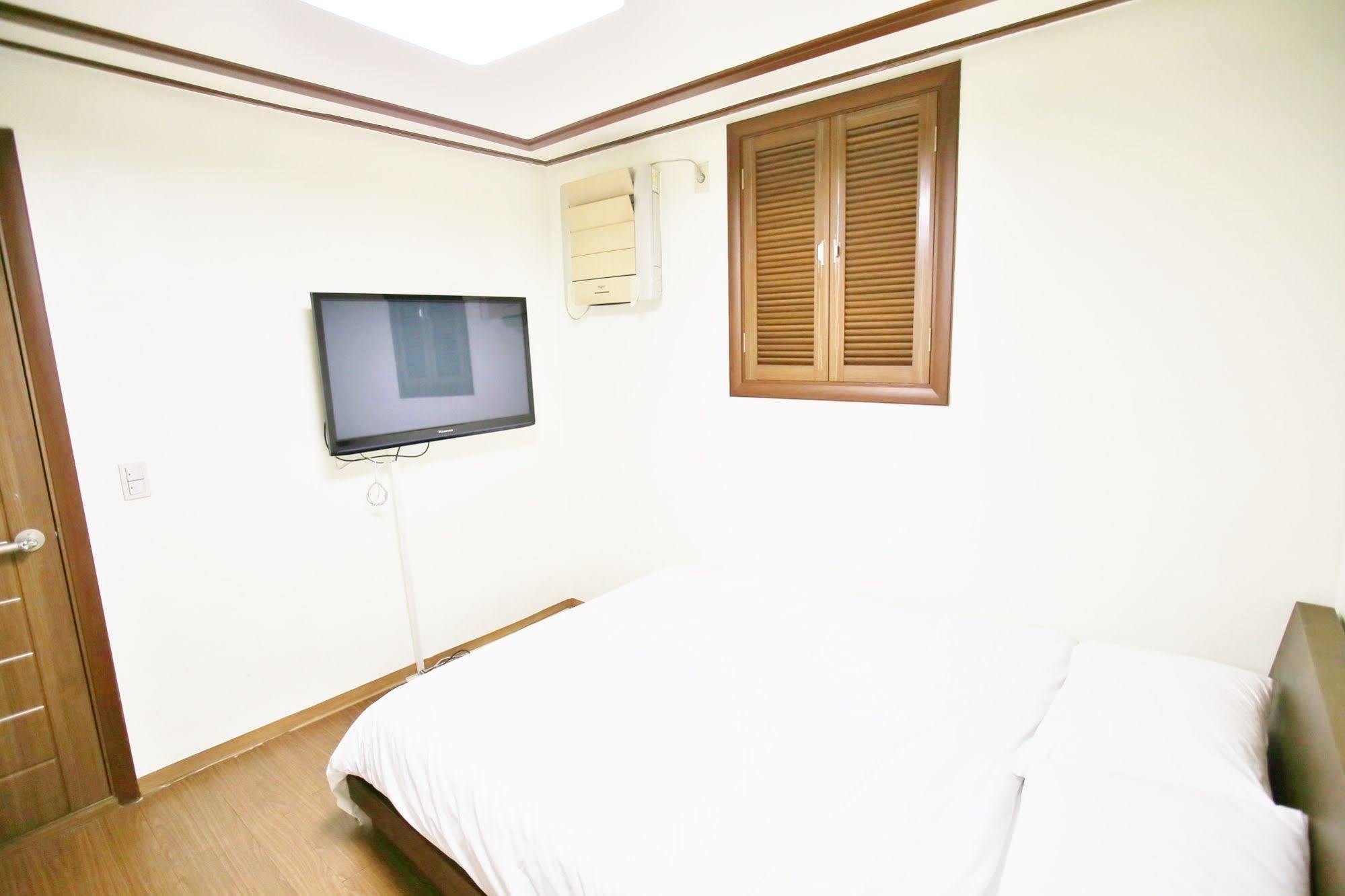 Sinchon Sisters Hostel Сеул Экстерьер фото