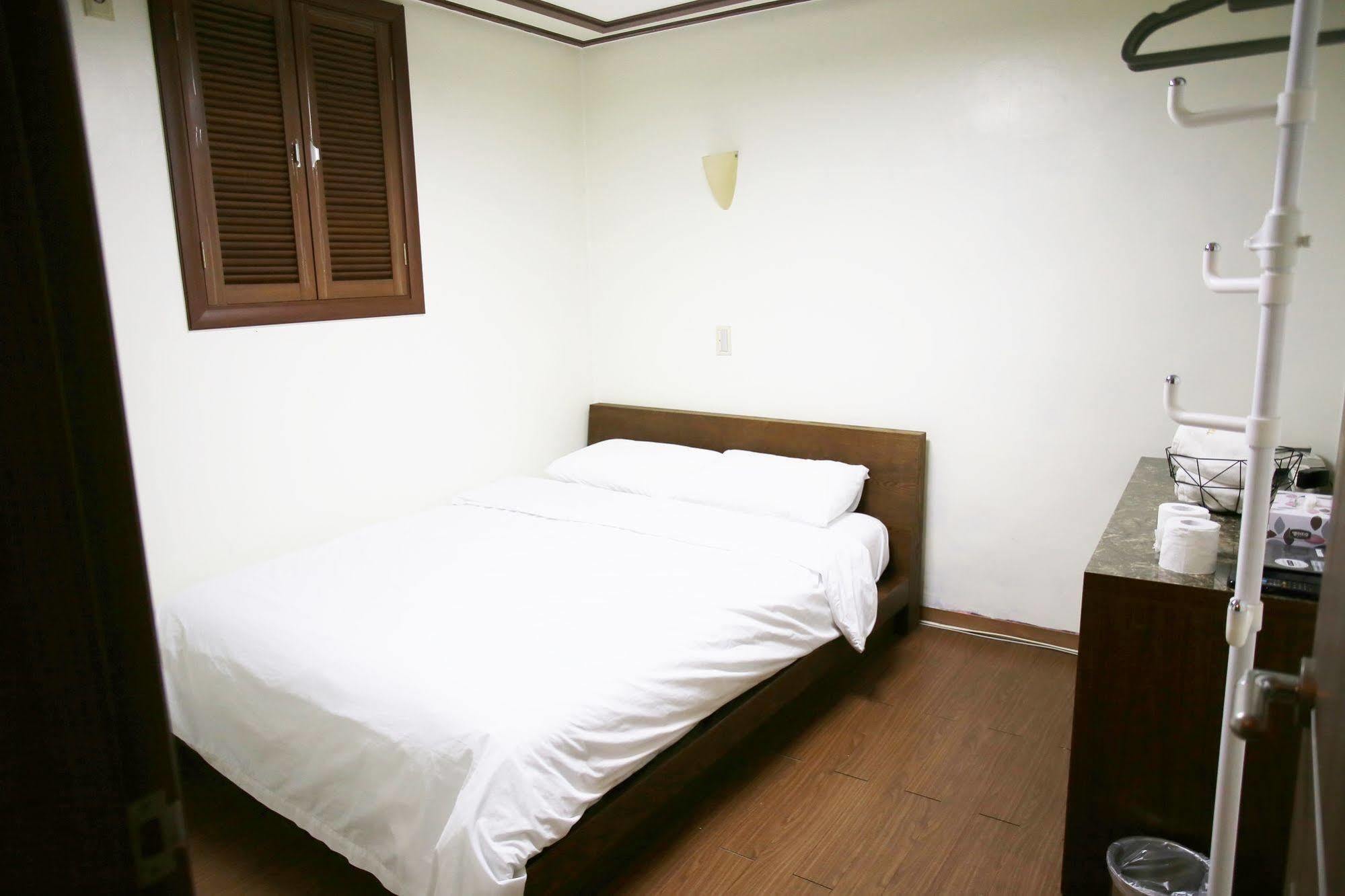 Sinchon Sisters Hostel Сеул Экстерьер фото