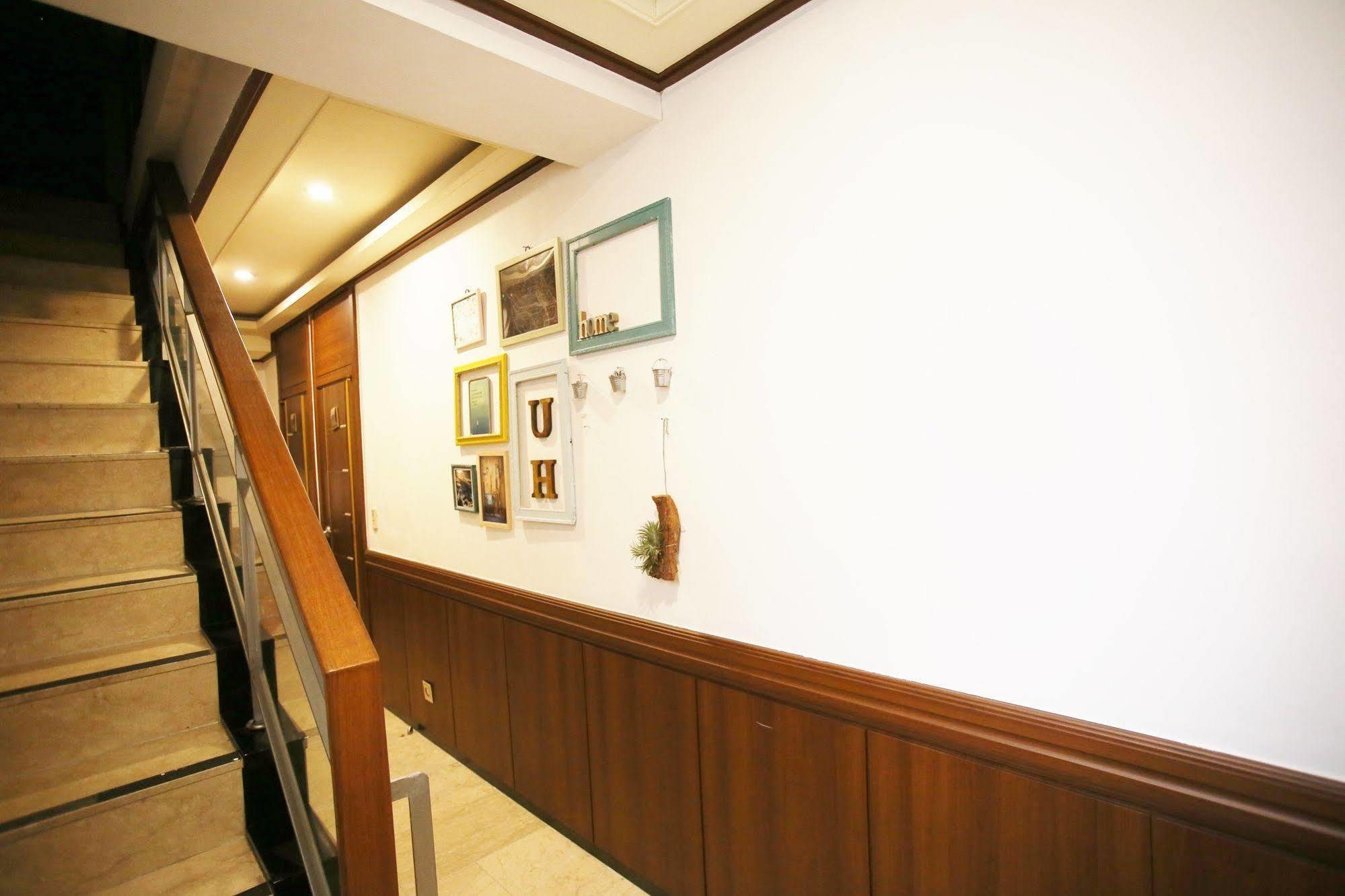 Sinchon Sisters Hostel Сеул Экстерьер фото
