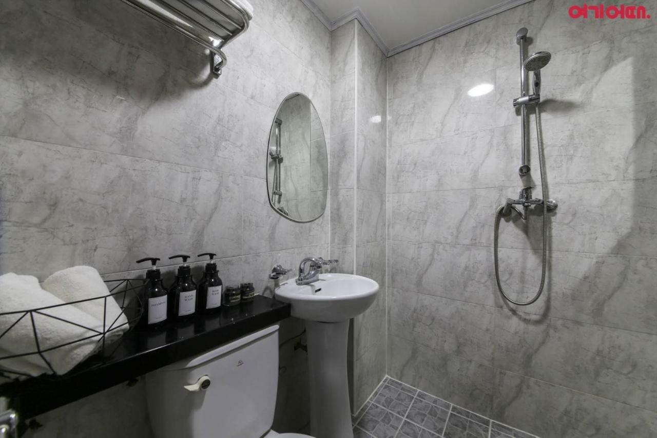 Sinchon Sisters Hostel Сеул Экстерьер фото